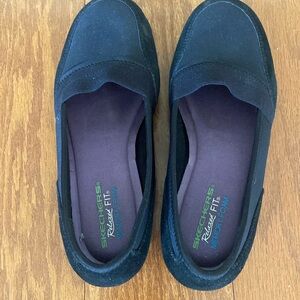 Skechers Relaxed Fit black ladies slip on shoes. EUC SZ 6.5. Leather and fabric